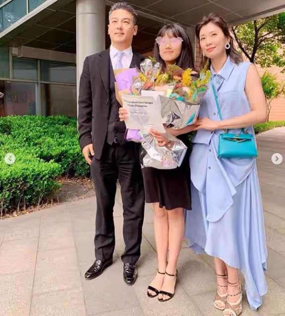 賈靜雯也照騙？大女兒無修圖鏡頭曝光真容，網讃：這才是45歲該有的皮膚狀態！