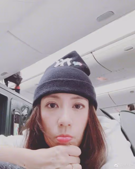 賈靜雯也照騙?大女兒無修圖鏡頭曝光真容,網讃:這才是45歲該有的皮膚狀態!