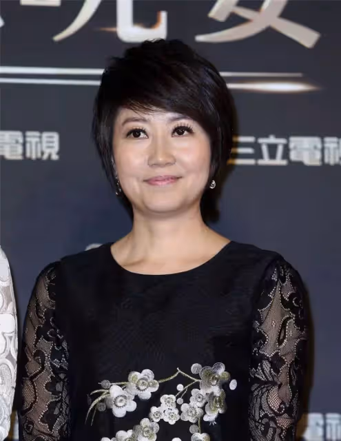 55歲廖筱君落淚揮別三立,告別奮戰14年崗位,同事捧花送別,她淚言「沒想到會有這一天」粉絲不舍:還想看你主持