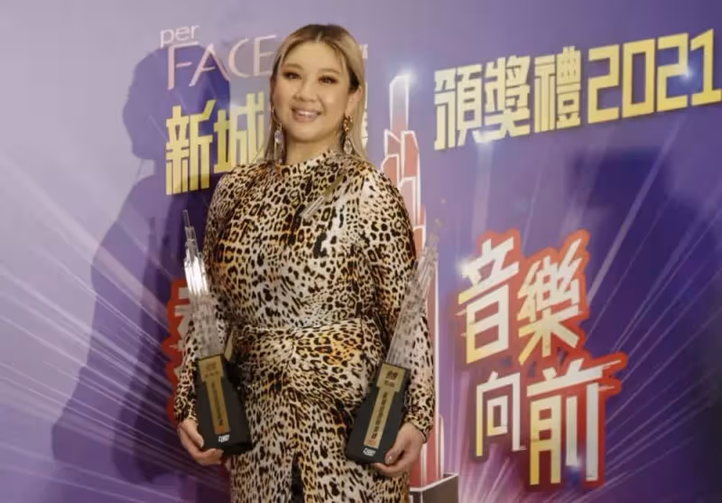 鄭欣宜領獎摔倒!穿緊身豹紋連衣裙,自嘲自己像「翻轉的烏龜」完美化解尷尬,網友:不愧是肥姐的女兒