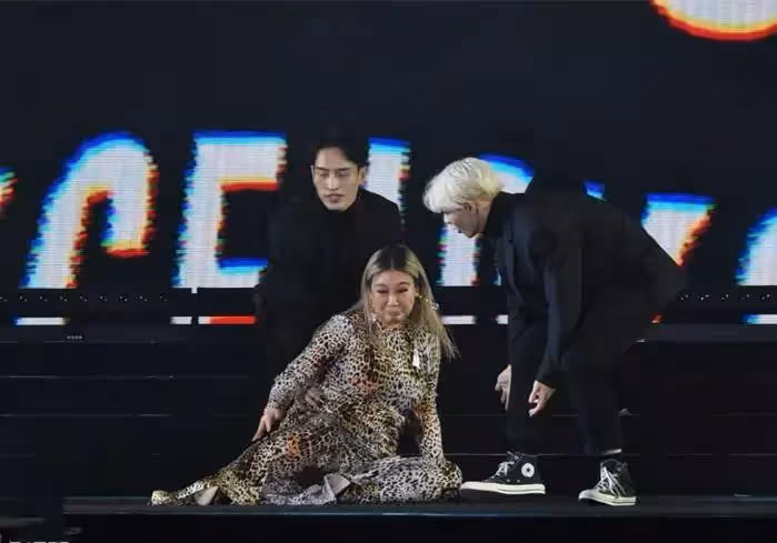鄭欣宜領獎摔倒!穿緊身豹紋連衣裙,自嘲自己像「翻轉的烏龜」完美化解尷尬,網友:不愧是肥姐的女兒