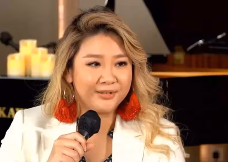 鄭欣宜領獎摔倒!穿緊身豹紋連衣裙,自嘲自己像「翻轉的烏龜」完美化解尷尬,網友:不愧是肥姐的女兒