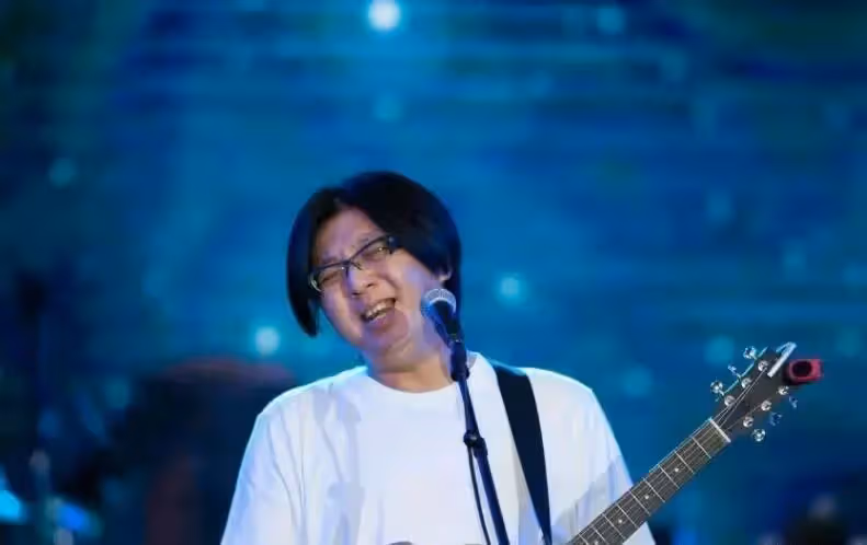 才53歲!音樂人袁惟仁近況不佳,被判定為植物人,子女疏離生活陷入困境,前妻欠債百萬「兒子靠貸款上學」