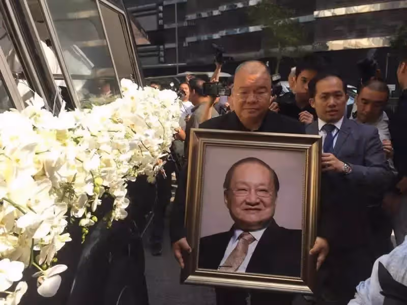 金庸94歲仙逝,小29歲嬌妻繼承十幾億遺產,曾為嫁豪門23歲承受巨大屈辱,如今除了錢什麼都沒有