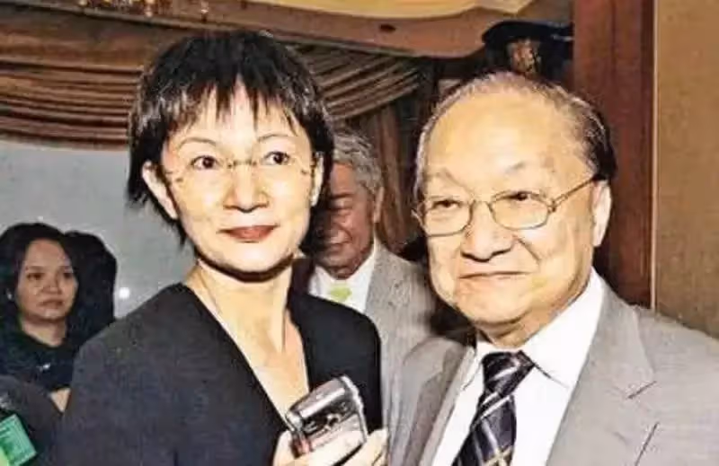 金庸94歲仙逝,小29歲嬌妻繼承十幾億遺產,曾為嫁豪門23歲承受巨大屈辱,如今除了錢什麼都沒有