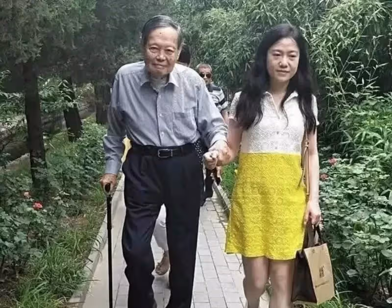 金庸94歲仙逝,小29歲嬌妻繼承十幾億遺產,曾為嫁豪門23歲承受巨大屈辱,如今除了錢什麼都沒有