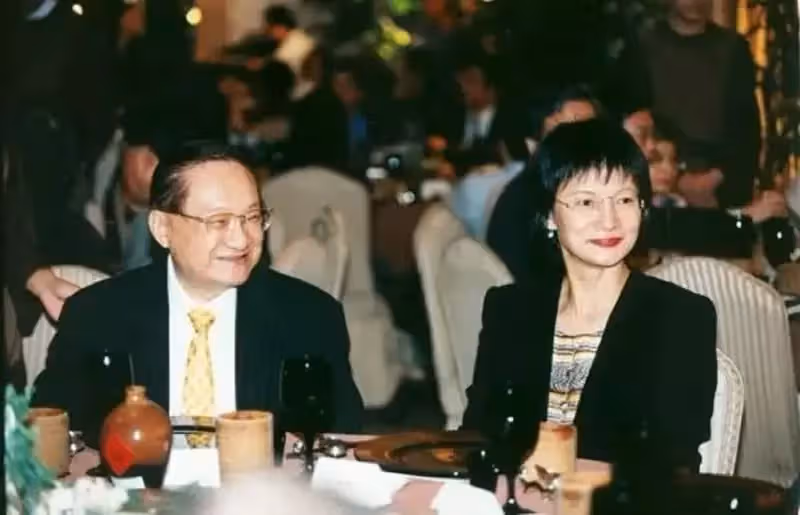 金庸94歲仙逝,小29歲嬌妻繼承十幾億遺產,曾為嫁豪門23歲承受巨大屈辱,如今除了錢什麼都沒有