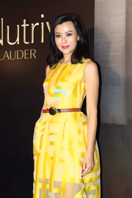 58歲的李美鳳罕現身，電眼美人風韻猶存，失婚1年再嫁，靠二婚贏回人生
