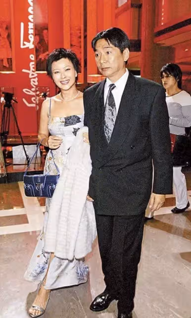 58歲的李美鳳罕現身,電眼美人風韻猶存,失婚1年再嫁,靠二婚贏回人生