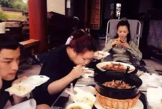「人品好壞,飯局上就能看出來」:劉德華和范冰冰、彭于晏片場吃飯,人品一目瞭然,難怪劉德華最紅