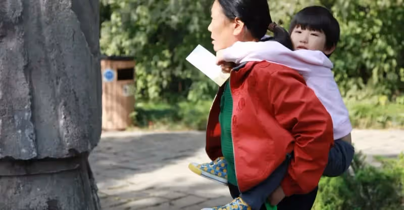 丈母娘不許我的父母住進家，只因她把兩個孩子帶到了上小學