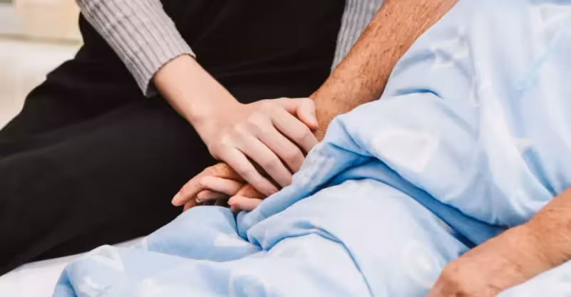 男子雇來一女子照料父親，父親把房產贈給她，女子：我是你親姐姐