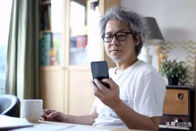 男子雇來一女子照料父親,父親把房產贈給她,女子:我是你親姐姐