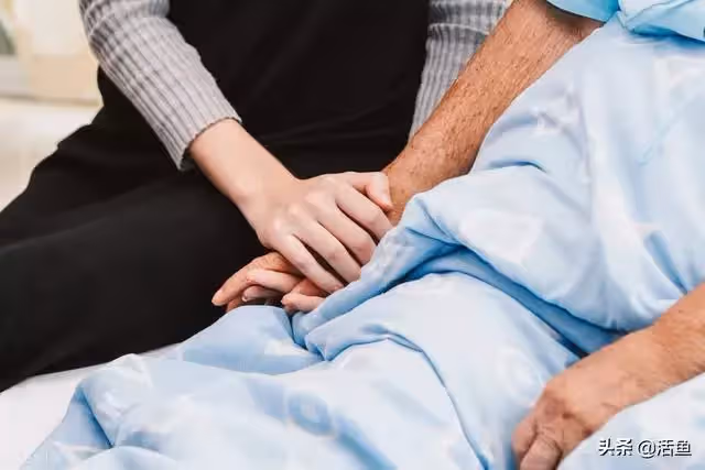 男子雇來一女子照料父親,父親把房產贈給她,女子:我是你親姐姐