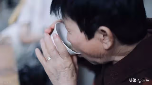 男子雇來一女子照料父親,父親把房產贈給她,女子:我是你親姐姐