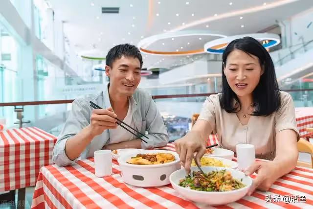 男子收留老人兩年,才知道和他的兒媳是熟人,妻子:好事做到底
