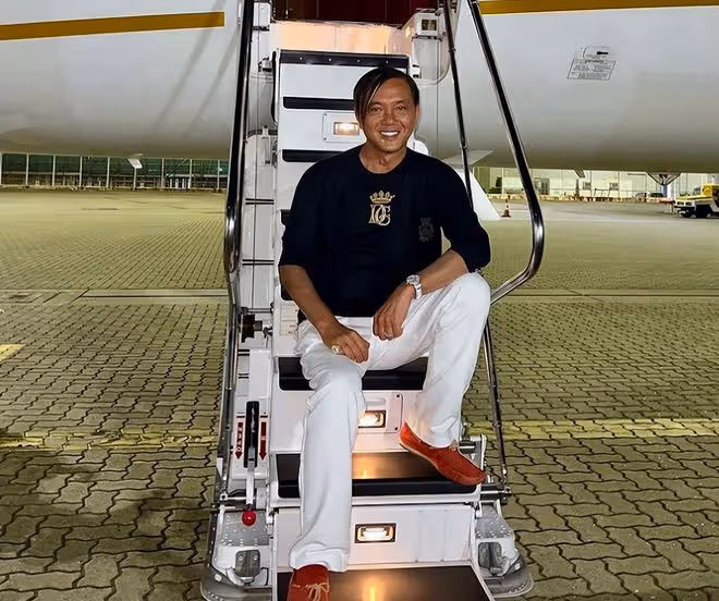 億萬富豪洪永時近況,坐私人飛機與4婚妻子周遊列國,生活太愜意