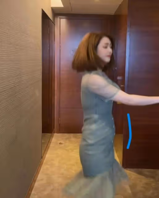 洪欣惠州接商演令人心疼,連衣裙過緊惹爭議,被網友吐槽像大媽
