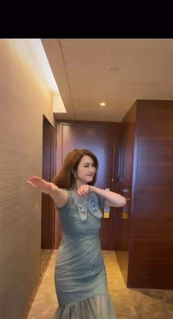 洪欣惠州接商演令人心疼,連衣裙過緊惹爭議,被網友吐槽像大媽