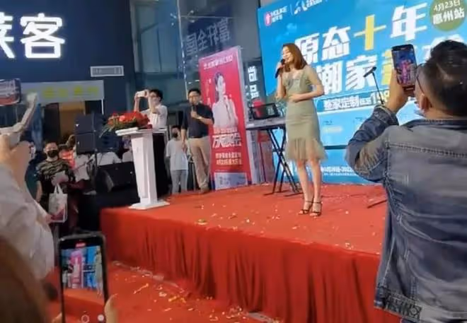 洪欣惠州接商演令人心疼,連衣裙過緊惹爭議,被網友吐槽像大媽