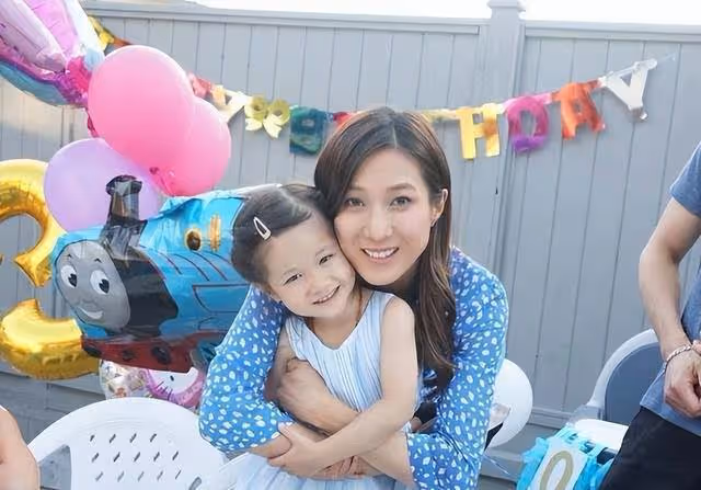 38歲鍾嘉欣自曝變得情緒化，懷三胎達成老公心愿，此後或選擇封肚
