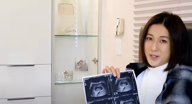 38歲鍾嘉欣自曝變得情緒化，懷三胎達成老公心愿，此後或選擇封肚