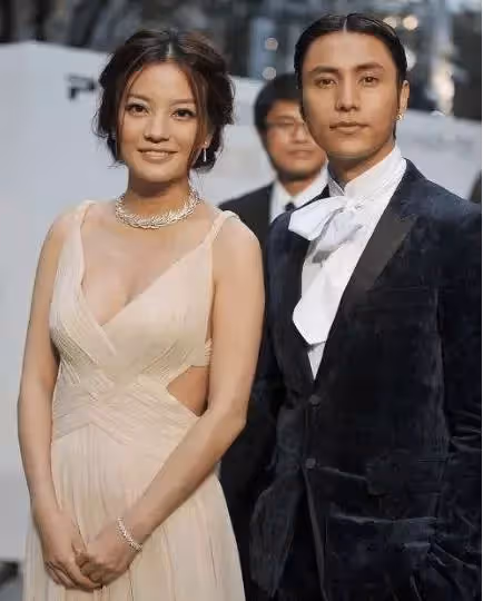當43歲的趙薇「撞上」49歲的范文芳,才知道「砸錢」保養與「天然美」的差別