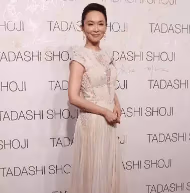 當43歲的趙薇「撞上」49歲的范文芳,才知道「砸錢」保養與「天然美」的差別