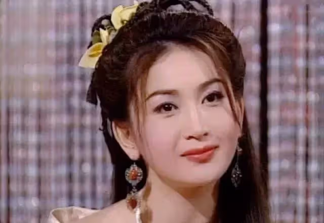 因家窮差點被母親賣掉!15歲憑貌美走紅 嫁豪門17年後離婚「前夫滿世界追著復合」