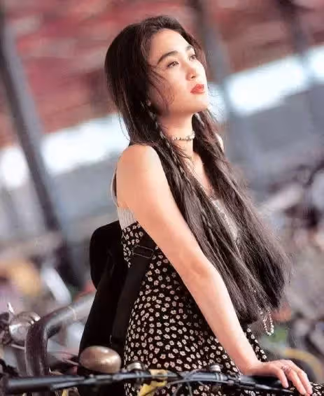 因家窮差點被母親賣掉!15歲憑貌美走紅 嫁豪門17年後離婚「前夫滿世界追著復合」