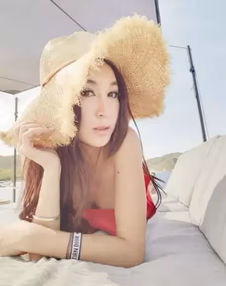 因家窮差點被母親賣掉!15歲憑貌美走紅 嫁豪門17年後離婚「前夫滿世界追著復合」