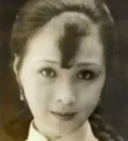 劉亦菲說「自己全家最醜」誰相信!看完她家人的照片後,全網友只好信了,家族基因真的太強大了!