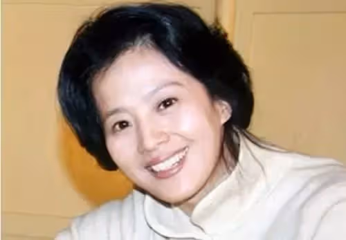 劉亦菲說「自己全家最醜」誰相信!看完她家人的照片後,全網友只好信了,家族基因真的太強大了!