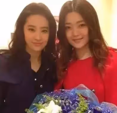劉亦菲說「自己全家最醜」誰相信!看完她家人的照片後,全網友只好信了,家族基因真的太強大了!