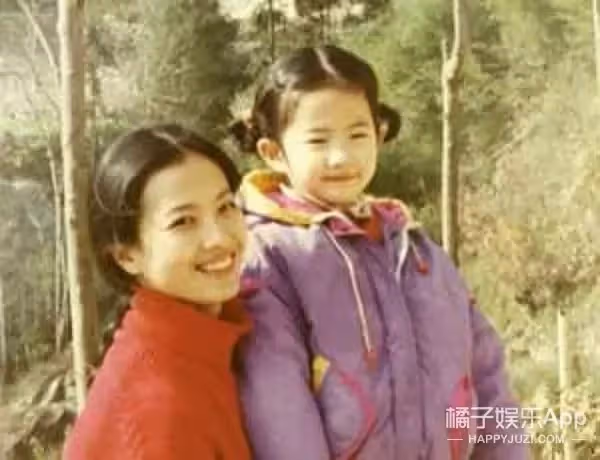 劉亦菲說「自己全家最醜」誰相信!看完她家人的照片後,全網友只好信了,家族基因真的太強大了!