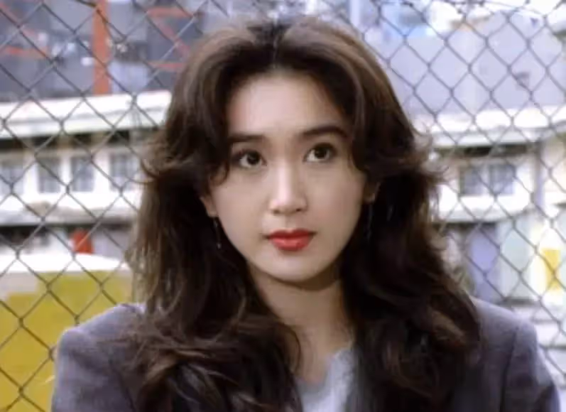 她15歲出道!差點被親媽賣掉換錢 嫁富豪「恩愛19年不生子」今56歲與養子親如姐弟