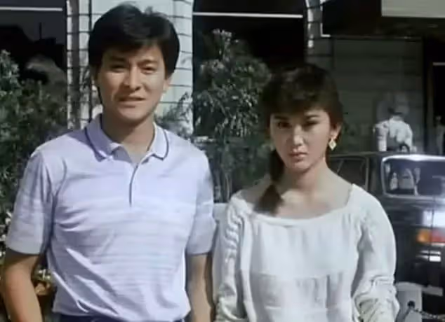 她15歲出道!差點被親媽賣掉換錢 嫁富豪「恩愛19年不生子」今56歲與養子親如姐弟