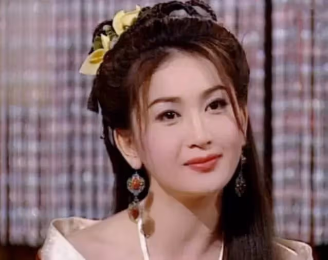 她15歲出道!差點被親媽賣掉換錢 嫁富豪「恩愛19年不生子」今56歲與養子親如姐弟