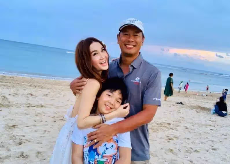她15歲出道!差點被親媽賣掉換錢 嫁富豪「恩愛19年不生子」今56歲與養子親如姐弟