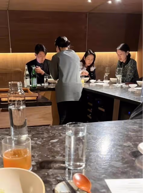 美國度蜜月再被捕獲　網民餐廳用餐一抬頭：對面坐了玄彬孫藝珍