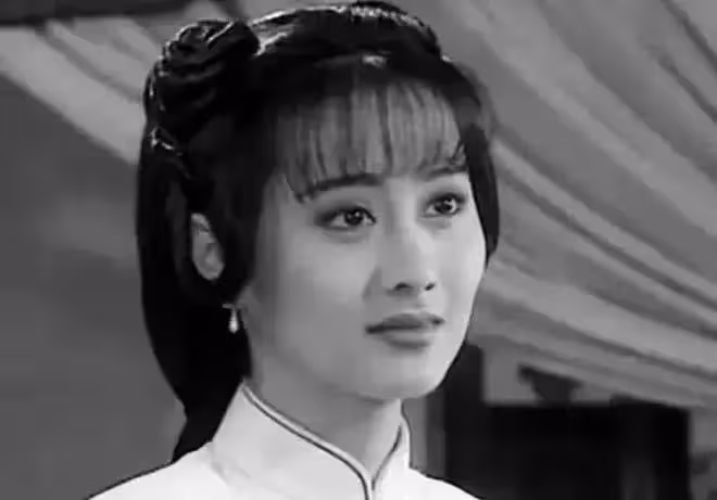 無法重拍的瞬間：抱沙袋的周星馳，玩手機的宋江，摟李小龍脖子的「肥肥」