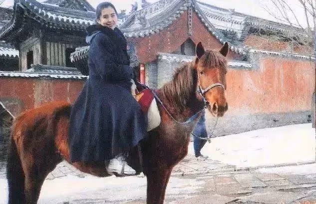 無法重拍的瞬間：抱沙袋的周星馳，玩手機的宋江，摟李小龍脖子的「肥肥」