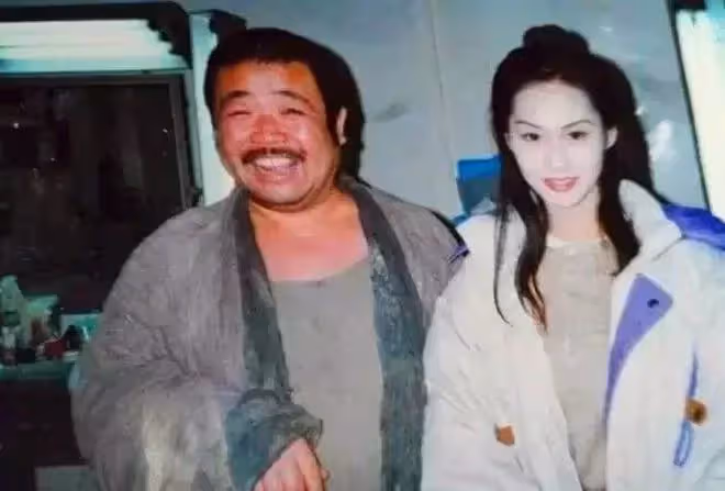 無法重拍的瞬間：抱沙袋的周星馳，玩手機的宋江，摟李小龍脖子的「肥肥」