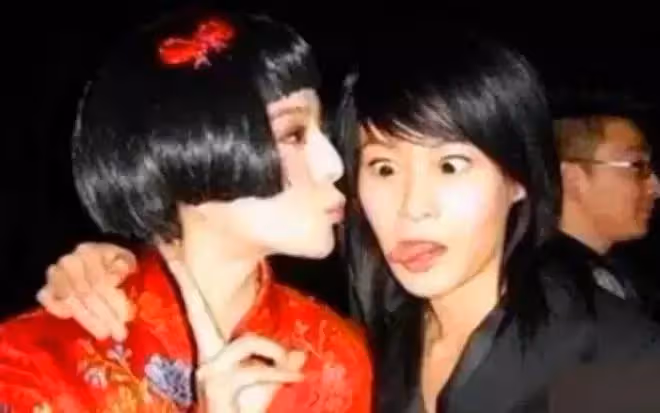 無法重拍的瞬間：抱沙袋的周星馳，玩手機的宋江，摟李小龍脖子的「肥肥」