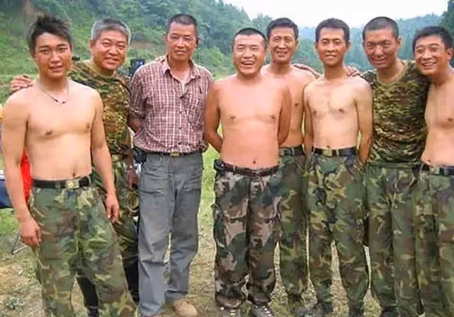 無法重拍的瞬間：抱沙袋的周星馳，玩手機的宋江，摟李小龍脖子的「肥肥」