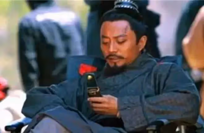 無法重拍的瞬間：抱沙袋的周星馳，玩手機的宋江，摟李小龍脖子的「肥肥」