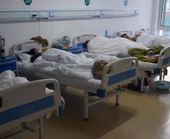母親身患絕癥父親拋家棄子，12歲少年上街撿回收籌藥費，獨自一人扛起家庭重擔，賺下300元給媽媽：想怎麼花就怎麼花