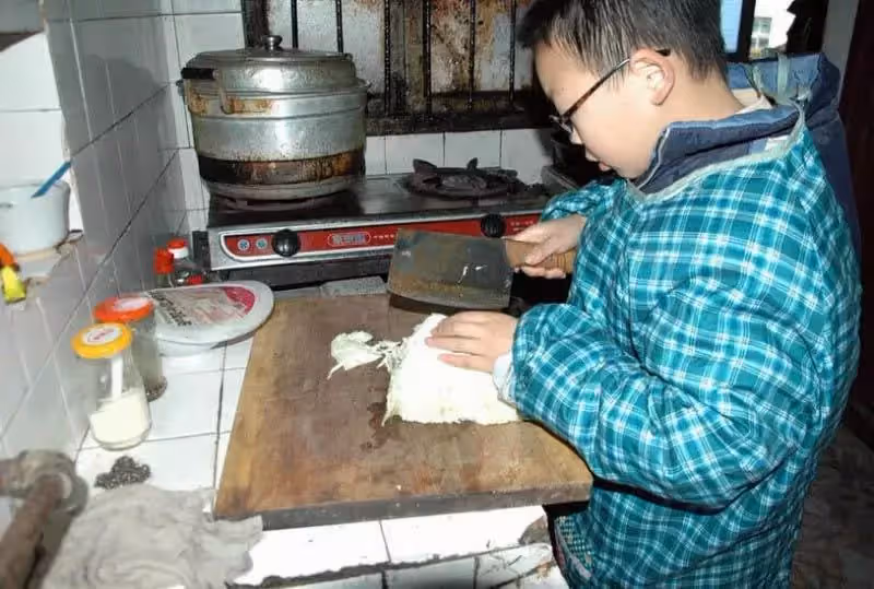 母親身患絕癥父親拋家棄子，12歲少年上街撿回收籌藥費，獨自一人扛起家庭重擔，賺下300元給媽媽：想怎麼花就怎麼花