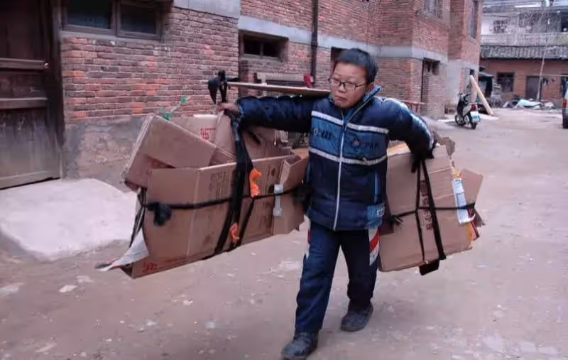母親身患絕癥父親拋家棄子，12歲少年上街撿回收籌藥費，獨自一人扛起家庭重擔，賺下300元給媽媽：想怎麼花就怎麼花