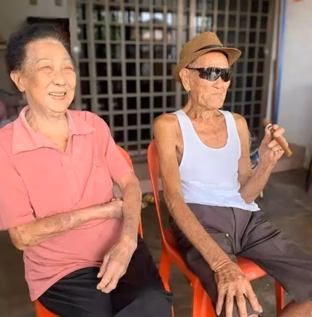 青梅竹馬相愛半生，93歲奶奶病逝，94歲爺爺視力不好，拿電筒看妻子最後一眼，獨自哀傷：我們來生再見！